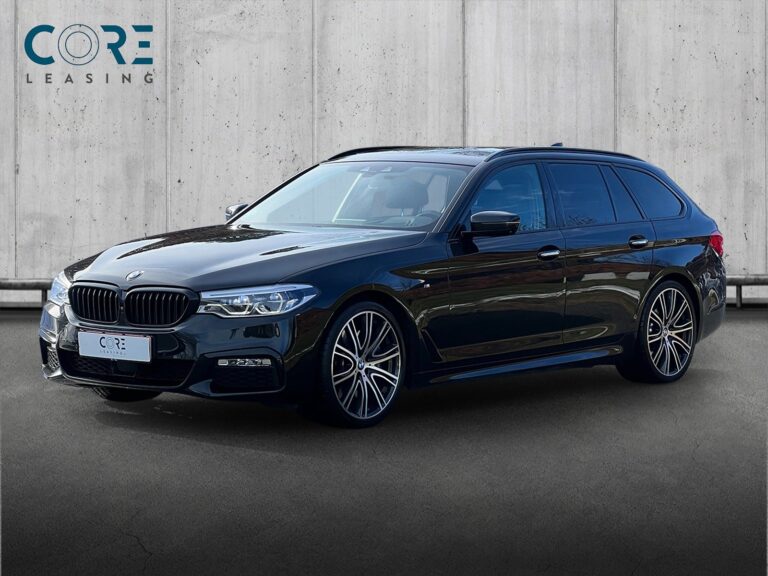 Sortmetal BMW 540i Touring M-Sport xDrive aut. fra 2018 parkeret foran en betonmur. CORE Leasing A/S er eksperter i BMW leasing.
