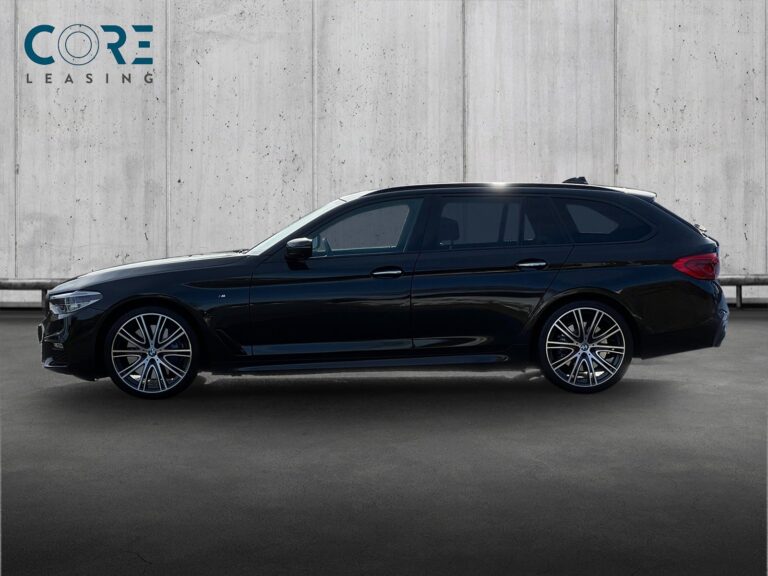 Sortmetal BMW 540i Touring M-Sport xDrive aut. fra 2018 parkeret foran en betonmur. CORE Leasing A/S er eksperter i BMW leasing.