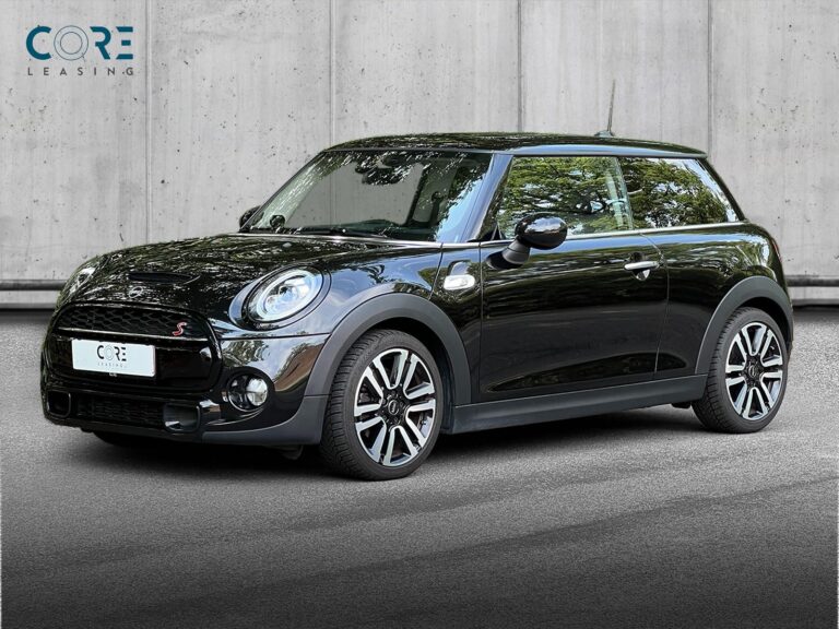 Sortmetal MINI Cooper S aut. fra 2018 parkeret foran en betonmur. CORE Leasing A/S er eksperter i MINI leasing.