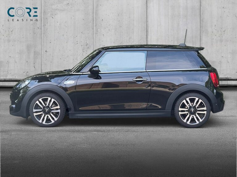 Sortmetal MINI Cooper S aut. fra 2018 parkeret foran en betonmur. CORE Leasing A/S er eksperter i MINI leasing.