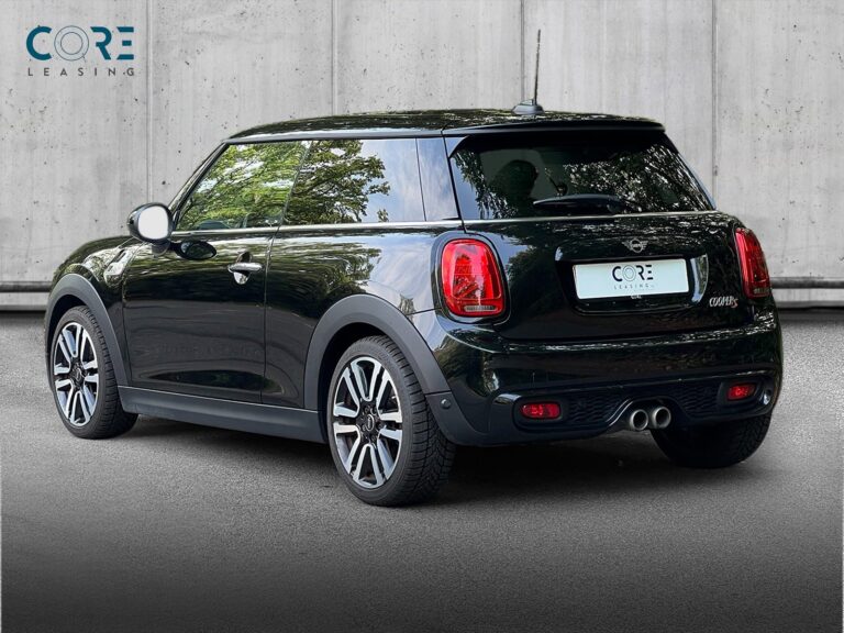 Sortmetal MINI Cooper S aut. fra 2018 parkeret foran en betonmur. CORE Leasing A/S er eksperter i MINI leasing.