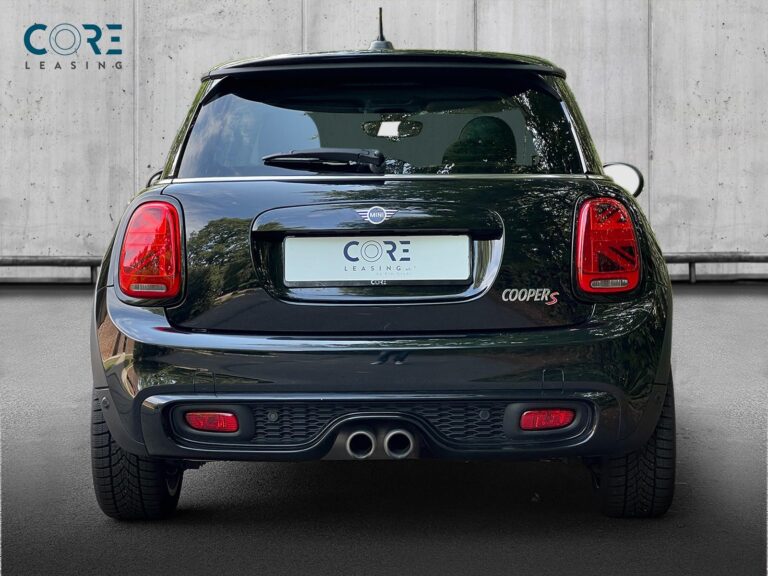 Sortmetal MINI Cooper S aut. fra 2018 parkeret foran en betonmur. CORE Leasing A/S er eksperter i MINI leasing.