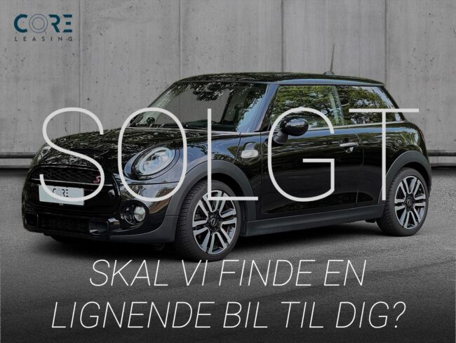 Sortmetal MINI Cooper S aut. fra 2018 parkeret foran en betonmur. CORE Leasing A/S er eksperter i MINI leasing.