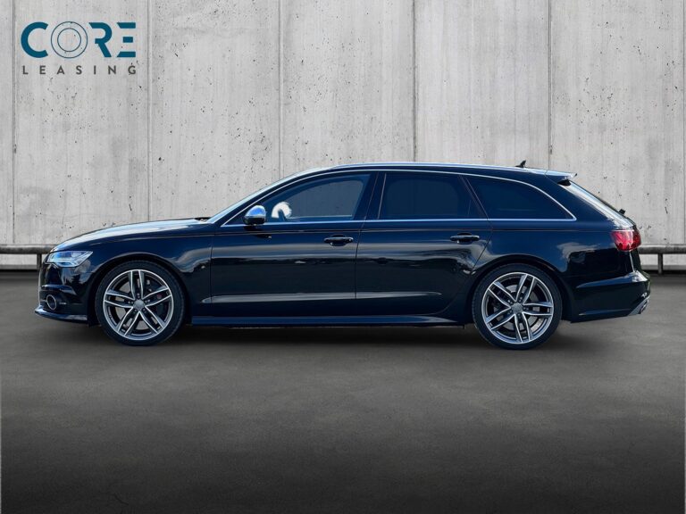 Sortmetal Audi S6 TFSi Avant quattro S-tr. fra 2015 parkeret foran en betonmur. CORE Leasing A/S er eksperter i Audi leasing.