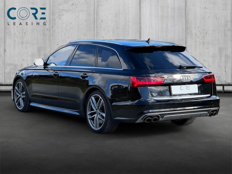 Sortmetal Audi S6 TFSi Avant quattro S-tr. fra 2015 parkeret foran en betonmur. CORE Leasing A/S er eksperter i Audi leasing.