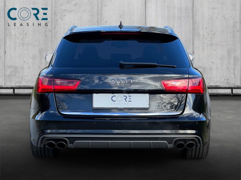 Sortmetal Audi S6 TFSi Avant quattro S-tr. fra 2015 parkeret foran en betonmur. CORE Leasing A/S er eksperter i Audi leasing.