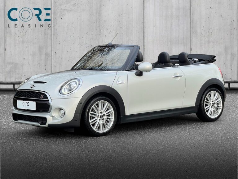 Hvidmetal MINI Cooper S Excitement Cabriolet aut. fra 2019 parkeret foran en betonmur. CORE Leasing A/S er eksperter i MINI leasing.