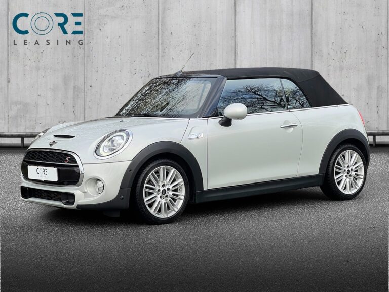 Hvidmetal MINI Cooper S Excitement Cabriolet aut. fra 2019 parkeret foran en betonmur. CORE Leasing A/S er eksperter i MINI leasing.