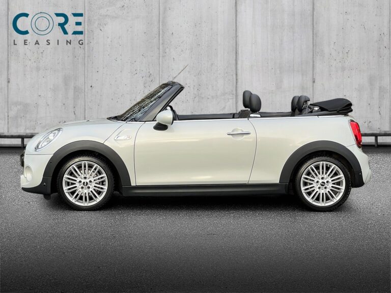 Hvidmetal MINI Cooper S Excitement Cabriolet aut. fra 2019 parkeret foran en betonmur. CORE Leasing A/S er eksperter i MINI leasing.
