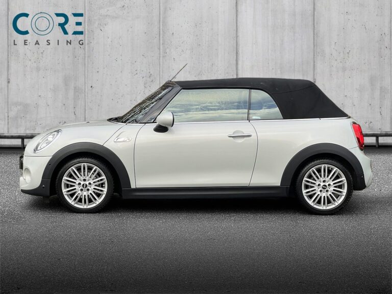 Hvidmetal MINI Cooper S Excitement Cabriolet aut. fra 2019 parkeret foran en betonmur. CORE Leasing A/S er eksperter i MINI leasing.