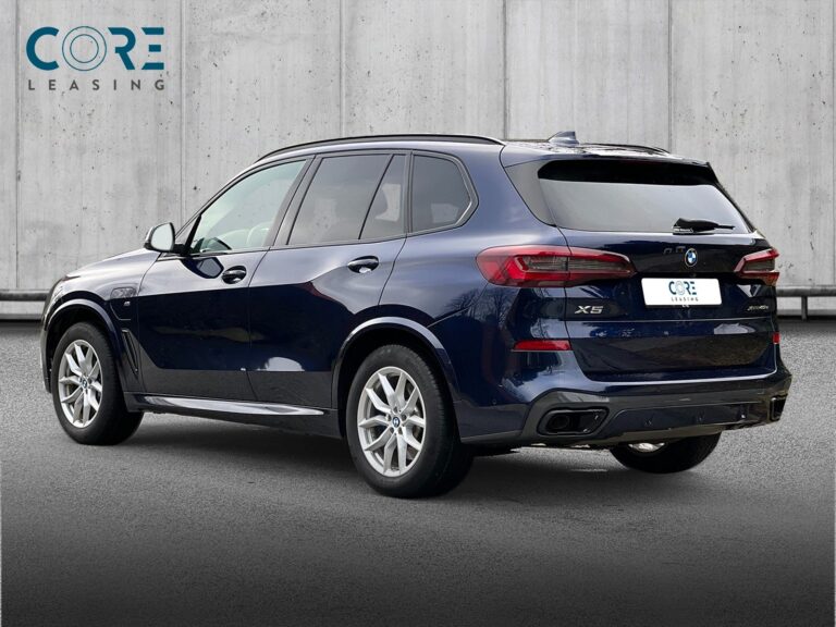 Blåmetal BMW X5 xDrive45e M-Sport aut. fra 2021 parkeret foran en betonmur. CORE Leasing A/S er eksperter i BMW leasing.