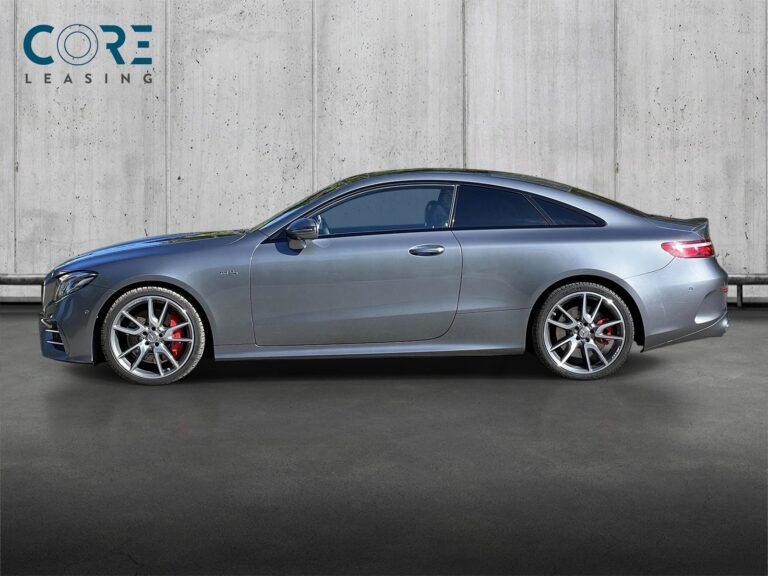 Gråmetal Mercedes E53 AMG Coupé aut. 4Matic+ fra 2018 parkeret foran en betonmur. CORE Leasing A/S er eksperter i Mercedes leasing.