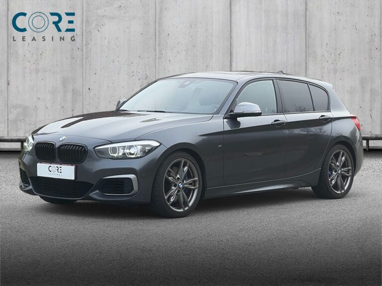 Gråmetal BMW M140i aut. fra 2018 parkeret foran en betonmur. CORE Leasing A/S er eksperter i BMW leasing.