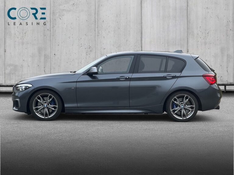 Gråmetal BMW M140i aut. fra 2018 parkeret foran en betonmur. CORE Leasing A/S er eksperter i BMW leasing.
