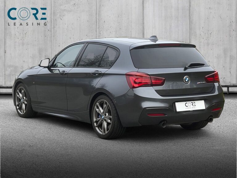 Gråmetal BMW M140i aut. fra 2018 parkeret foran en betonmur. CORE Leasing A/S er eksperter i BMW leasing.