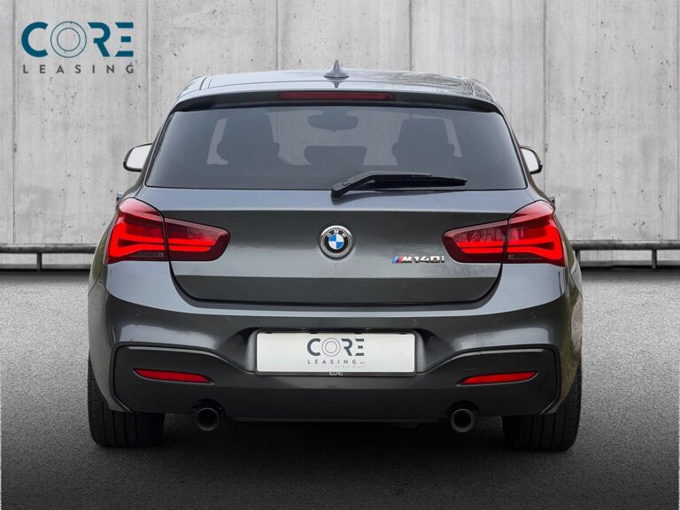 Gråmetal BMW M140i aut. fra 2018 parkeret foran en betonmur. CORE Leasing A/S er eksperter i BMW leasing.