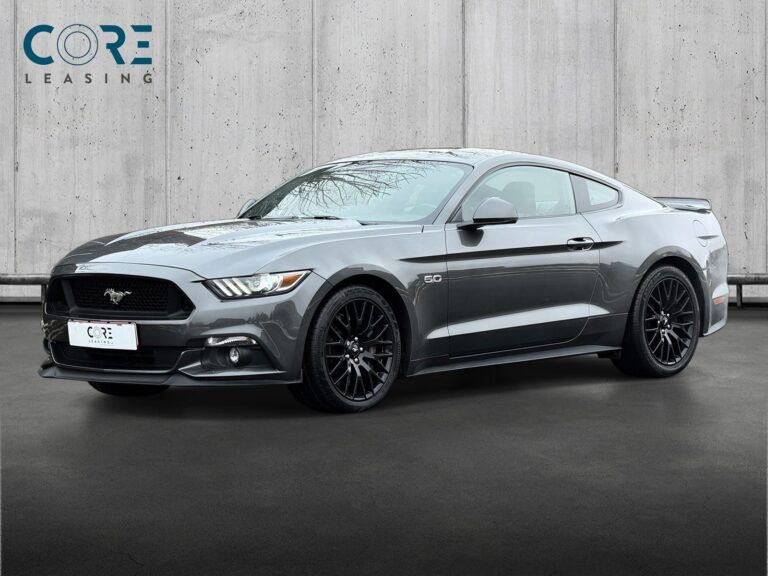 Gråmetal Ford Mustang V8 GT Fastback aut. fra 2015 parkeret foran en betonmur. CORE Leasing A/S er eksperter i Ford leasing.