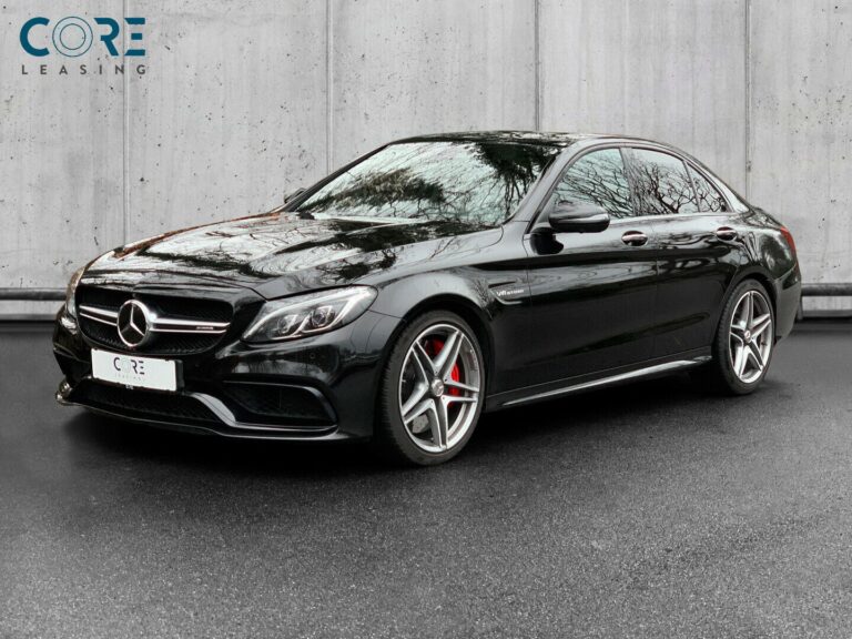Sortmetal Mercedes C63 AMG S aut. fra 2016 parkeret foran en betonmur. CORE Leasing A/S er eksperter i Mercedes leasing.