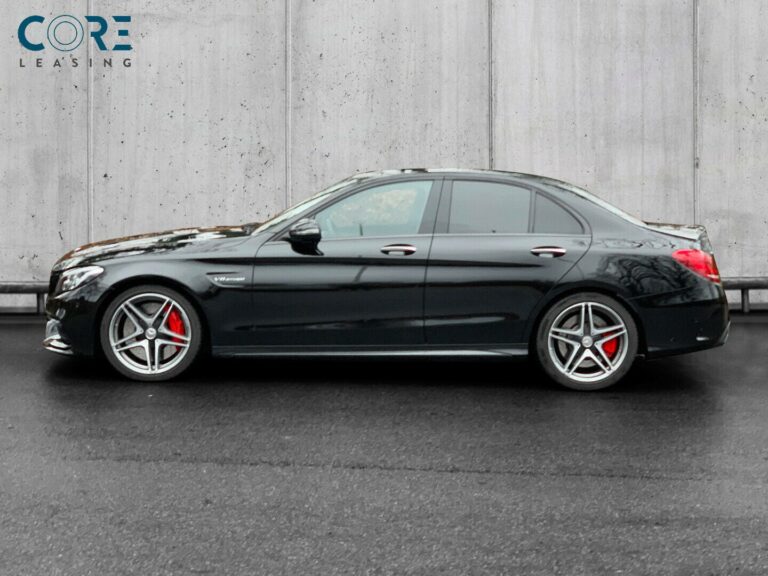 Sortmetal Mercedes C63 AMG S aut. fra 2016 parkeret foran en betonmur. CORE Leasing A/S er eksperter i Mercedes leasing.