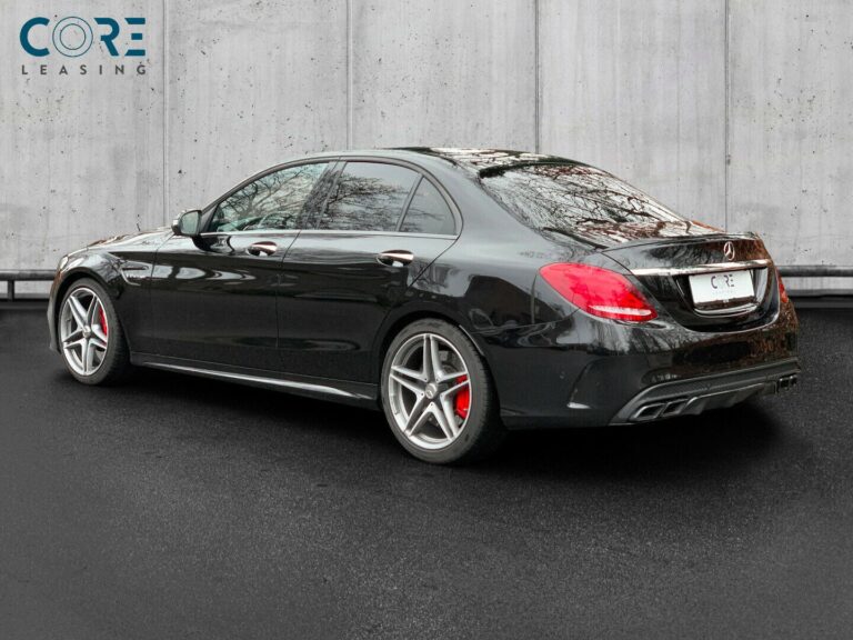 Sortmetal Mercedes C63 AMG S aut. fra 2016 parkeret foran en betonmur. CORE Leasing A/S er eksperter i Mercedes leasing.
