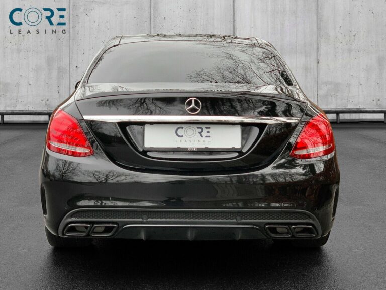 Sortmetal Mercedes C63 AMG S aut. fra 2016 parkeret foran en betonmur. CORE Leasing A/S er eksperter i Mercedes leasing.