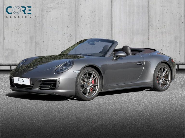 Gråmetal Porsche 911 Carrera 4S Cabriolet PDK fra 2016 parkeret foran en betonmur. CORE Leasing A/S er eksperter i Porsche leasing.
