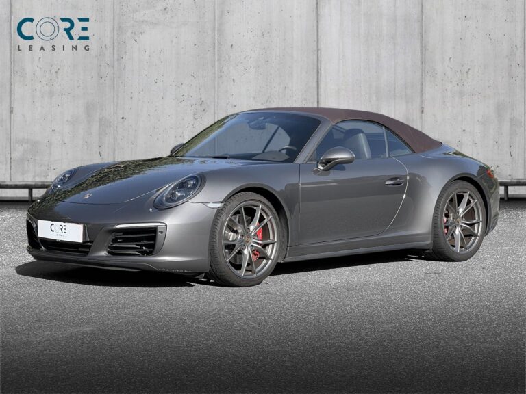 Gråmetal Porsche 911 Carrera 4S Cabriolet PDK fra 2016 parkeret foran en betonmur. CORE Leasing A/S er eksperter i Porsche leasing.