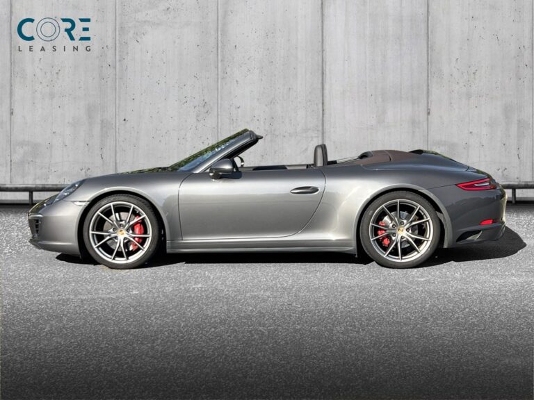 Gråmetal Porsche 911 Carrera 4S Cabriolet PDK fra 2016 parkeret foran en betonmur. CORE Leasing A/S er eksperter i Porsche leasing.