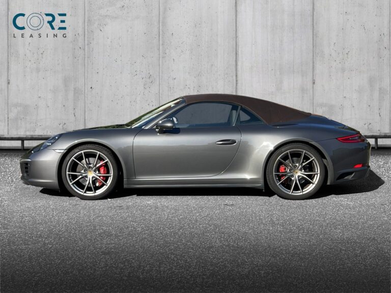 Gråmetal Porsche 911 Carrera 4S Cabriolet PDK fra 2016 parkeret foran en betonmur. CORE Leasing A/S er eksperter i Porsche leasing.