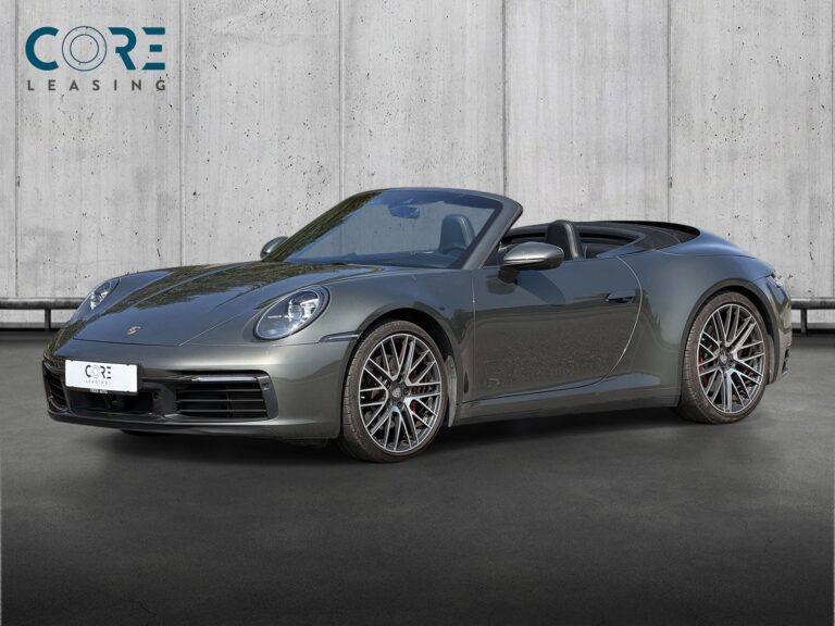 Grønmetal Porsche 911 Carrera 4S Cabriolet PDK fra 2019 parkeret foran en betonmur. CORE Leasing A/S er eksperter i Porsche leasing.