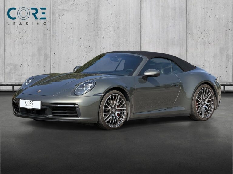 Grønmetal Porsche 911 Carrera 4S Cabriolet PDK fra 2019 parkeret foran en betonmur. CORE Leasing A/S er eksperter i Porsche leasing.
