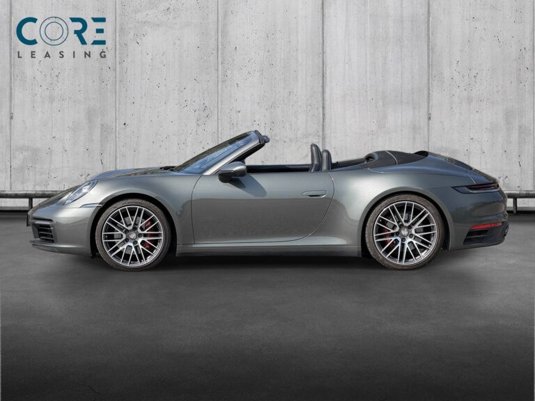Grønmetal Porsche 911 Carrera 4S Cabriolet PDK fra 2019 parkeret foran en betonmur. CORE Leasing A/S er eksperter i Porsche leasing.