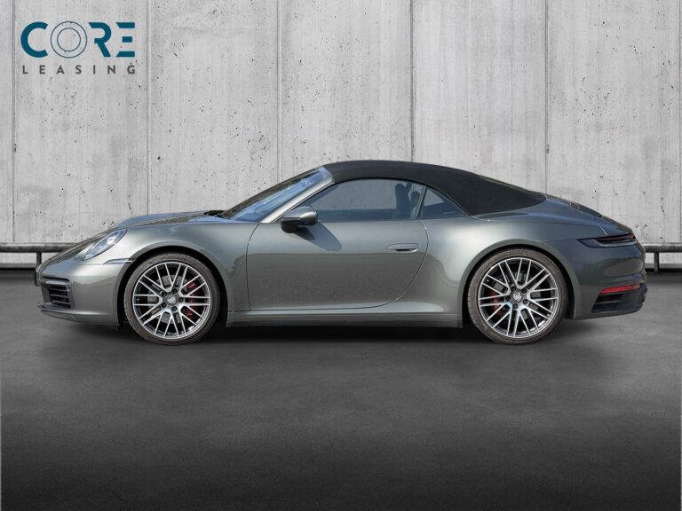 Grønmetal Porsche 911 Carrera 4S Cabriolet PDK fra 2019 parkeret foran en betonmur. CORE Leasing A/S er eksperter i Porsche leasing.