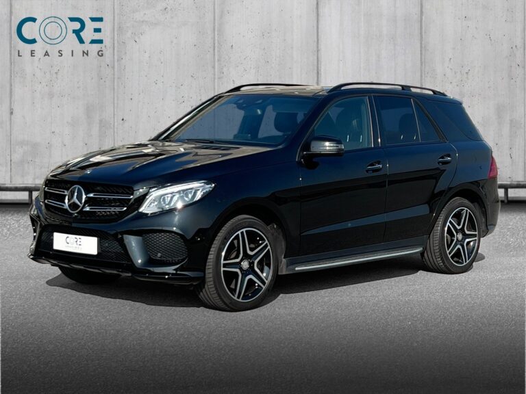 Sortmetal Mercedes GLE500 AMG Line aut. 4Matic fra 2016 parkeret foran en betonmur. CORE Leasing A/S er eksperter i Mercedes leasing.