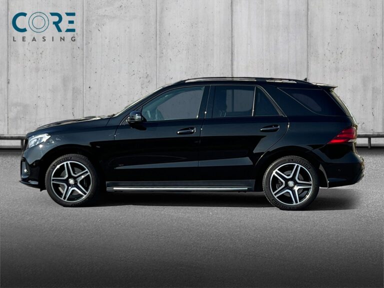 Sortmetal Mercedes GLE500 AMG Line aut. 4Matic fra 2016 parkeret foran en betonmur. CORE Leasing A/S er eksperter i Mercedes leasing.