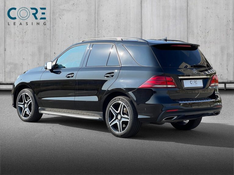 Sortmetal Mercedes GLE500 AMG Line aut. 4Matic fra 2016 parkeret foran en betonmur. CORE Leasing A/S er eksperter i Mercedes leasing.