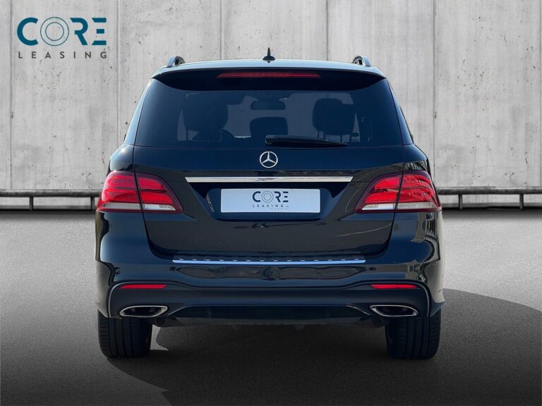 Sortmetal Mercedes GLE500 AMG Line aut. 4Matic fra 2016 parkeret foran en betonmur. CORE Leasing A/S er eksperter i Mercedes leasing.
