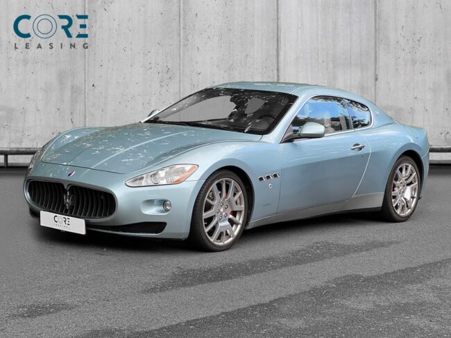 Sølvmetal Maserati GranTurismo Automatic fra 2008 parkeret foran en betonmur. CORE Leasing A/S er eksperter i Maserati leasing.