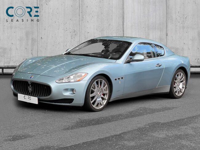 Sølvmetal Maserati GranTurismo aut. fra 2008 parkeret foran en betonmur. CORE Leasing A/S er eksperter i Maserati leasing.