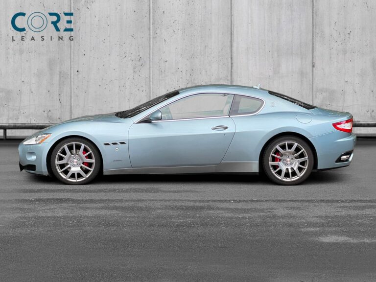 Sølvmetal Maserati GranTurismo aut. fra 2008 parkeret foran en betonmur. CORE Leasing A/S er eksperter i Maserati leasing.