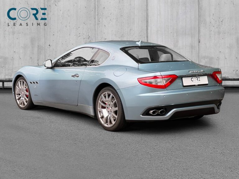 Sølvmetal Maserati GranTurismo aut. fra 2008 parkeret foran en betonmur. CORE Leasing A/S er eksperter i Maserati leasing.