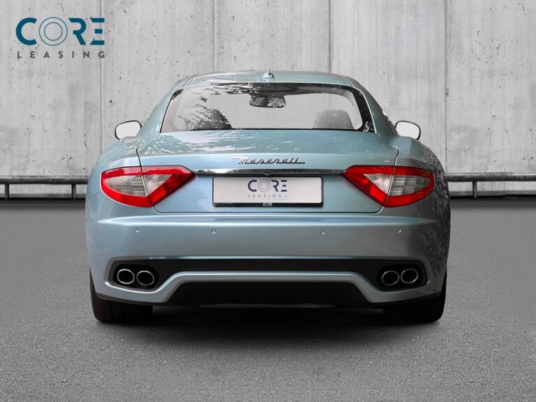 Sølvmetal Maserati GranTurismo aut. fra 2008 parkeret foran en betonmur. CORE Leasing A/S er eksperter i Maserati leasing.