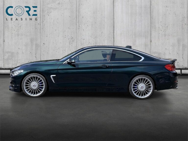 Grønmetal Alpina B4 Bi-turbo Coupé Sw-tr. fra 2016 parkeret foran en betonmur. CORE Leasing A/S er eksperter i Alpina leasing.