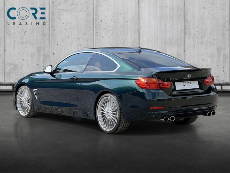 Grønmetal Alpina B4 Bi-turbo Coupé Sw-tr. fra 2016 parkeret foran en betonmur. CORE Leasing A/S er eksperter i Alpina leasing.