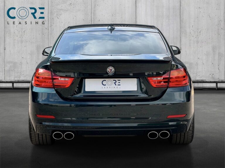 Grønmetal Alpina B4 Bi-turbo Coupé Sw-tr. fra 2016 parkeret foran en betonmur. CORE Leasing A/S er eksperter i Alpina leasing.