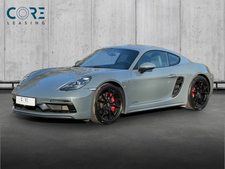 Gråmetal Porsche 718 Cayman GTS PDK fra 2018 parkeret foran en betonmur. CORE Leasing A/S er eksperter i Porsche leasing.