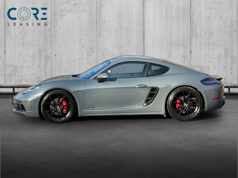 Gråmetal Porsche 718 Cayman GTS PDK fra 2018 parkeret foran en betonmur. CORE Leasing A/S er eksperter i Porsche leasing.