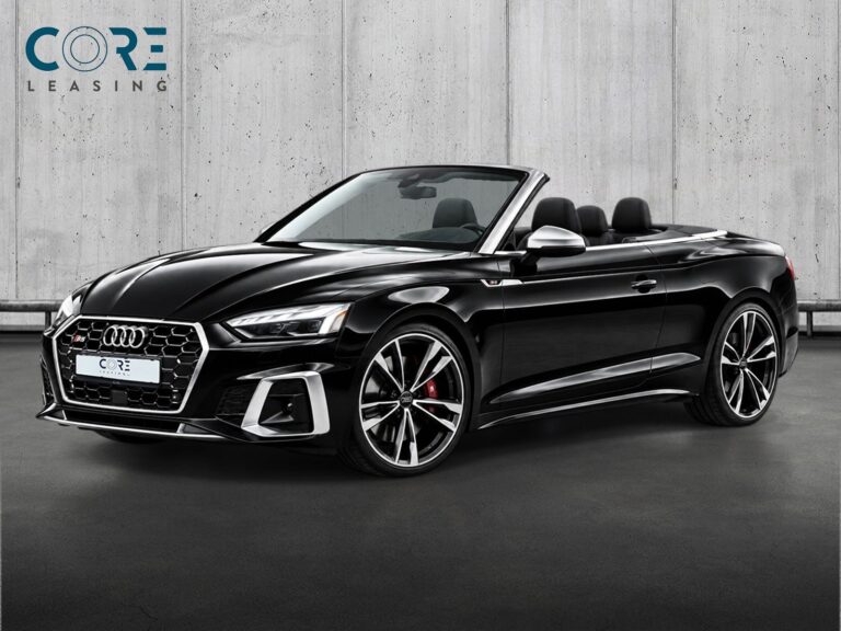 Sortmetal Audi S5 TFSi Cabriolet quattro Tiptr. fra 2022 parkeret foran en betonmur. CORE Leasing A/S er eksperter i Audi leasing.