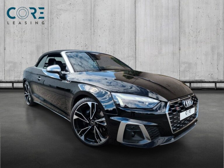 Sortmetal Audi S5 TFSi Cabriolet quattro Tiptr. fra 2022 parkeret foran en betonmur. CORE Leasing A/S er eksperter i Audi leasing.