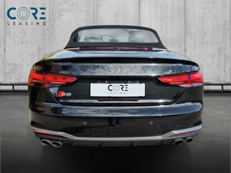 Sortmetal Audi S5 TFSi Cabriolet quattro Tiptr. fra 2022 parkeret foran en betonmur. CORE Leasing A/S er eksperter i Audi leasing.